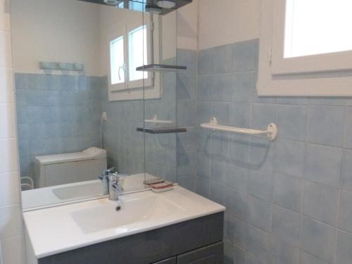 une salle de bain avec un lavabo et un miroir dans l'établissement Maison rénovée avec jardin, près de la plage, parking, pour 4-6 personnes - FR-1-194-96, à La Tranche-sur-Mer