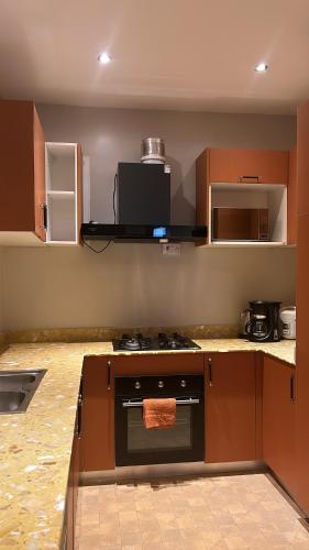 Keitylin Heights Apartments in Makindyeにあるキッチンまたは簡易キッチン