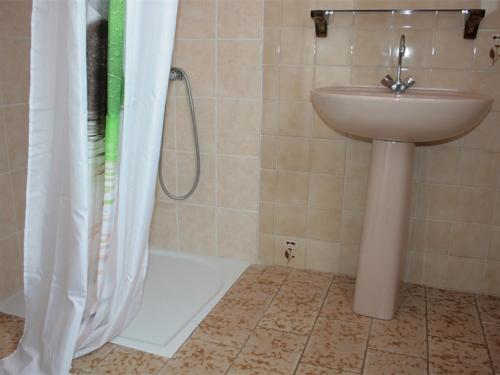 une salle de bain avec douche et lavabo dans l'établissement Maison avec Courette à 450m de la Plage et Proche Commerces - Tout Équipée - FR-1-22-176, à La Tranche-sur-Mer