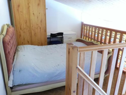 une chambre avec deux lits superposés et un bureau dans l'établissement Maison paisible à La Terrière proche plage et commerces - FR-1-194-209, à La Tranche-sur-Mer