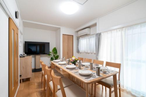 a dining room with a table and chairs at APRO STAY Haneda kamata5 in Tokyo