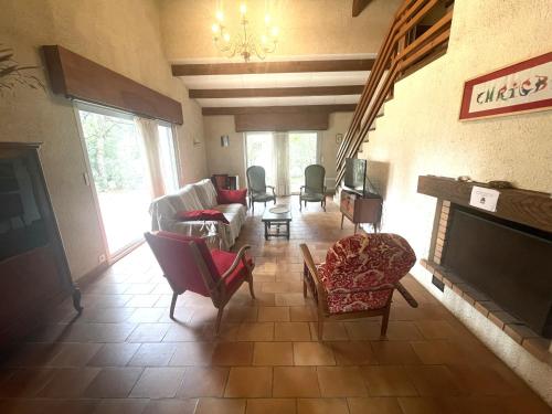 - un salon avec des canapés, des chaises et une cheminée dans l'établissement Villa avec jardin boisé, proche plage et commerces, La Tranche-sur-Mer - FR-1-22-307, à La Tranche-sur-Mer