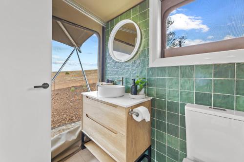 a bathroom with a sink and a mirror at Jara II in Berremangra