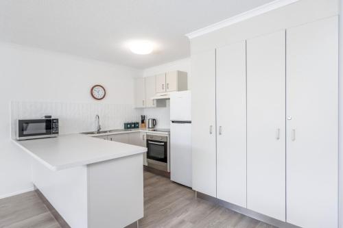 Η κουζίνα ή μικρή κουζίνα στο Resort-Style Stay with Balcony & Garage Parking