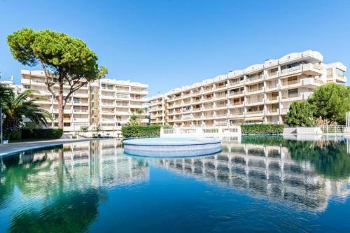 Kolam renang di atau dekat dengan Habitación doble en apartamento compartido Salou