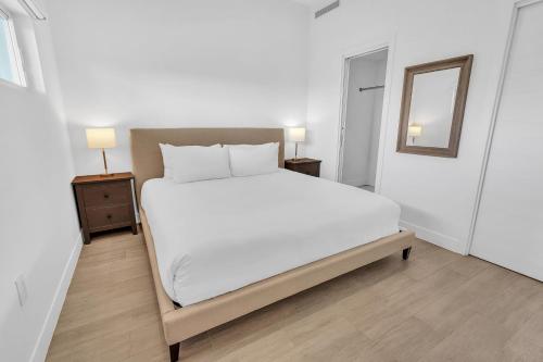 Postel nebo postele na pokoji v ubytování Modern 1BR Condo, 2 min walk to prime Seven Mile Beach, The Grove Unit 33