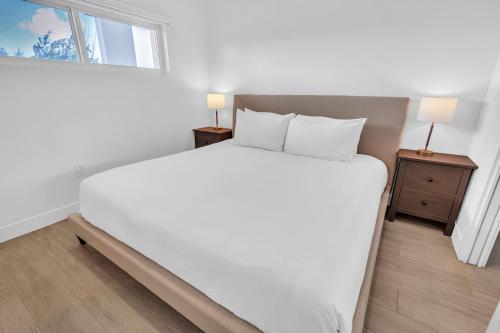 Postel nebo postele na pokoji v ubytování Modern 1BR Condo, 2 min walk to prime Seven Mile Beach, The Grove Unit 33