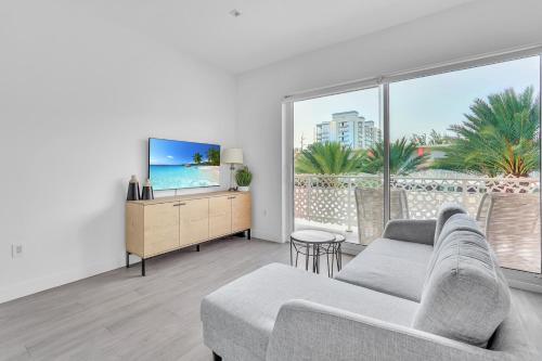 TV a/nebo společenská místnost v ubytování Modern 1BR Condo, 2 min walk to prime Seven Mile Beach, The Grove Unit 33