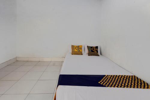 Letto o letti in una camera di OYO Life 93153 Kos Jenggala