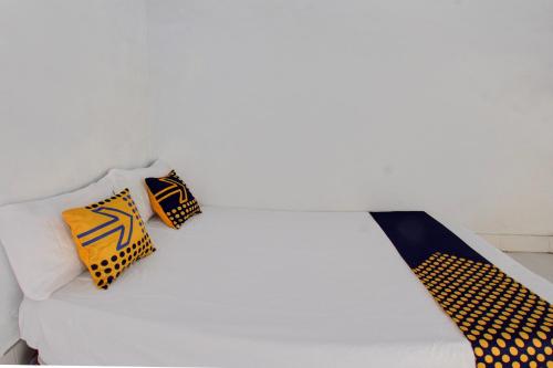 Letto o letti in una camera di OYO Life 93153 Kos Jenggala