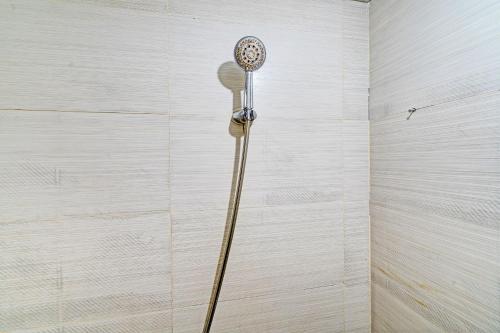 Ένα μπάνιο στο OYO Life 93065 Apartemen Gateway Pasteur By Glory Rent