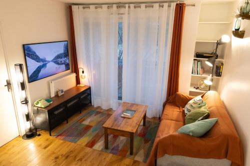 Et tv og/eller underholdning på Meublé de tourisme 3 étoiles Les Berges de Marne