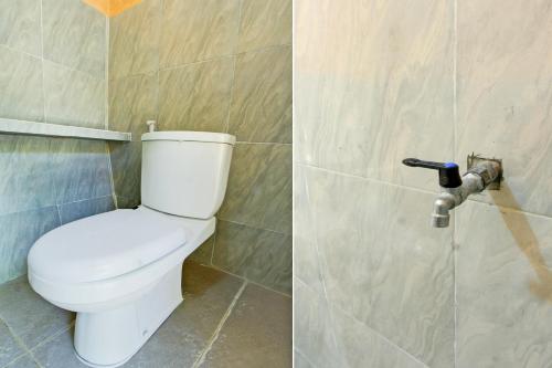 Ванная комната в OYO Life 93157 Kos Kaloka