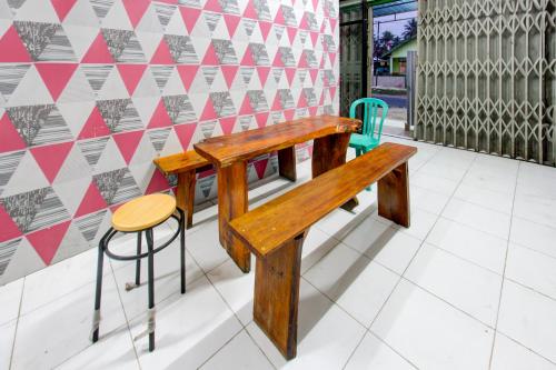 Гостиная зона в OYO Life 93157 Kos Kaloka