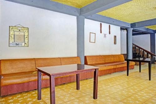 a living room with a couch and a table at Hotel O Triarga in Takengon