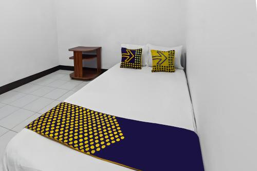 Postel nebo postele na pokoji v ubytování Hotel O Kanditha Homestay Near Lombok Exotic Sentral Oleh-oleh
