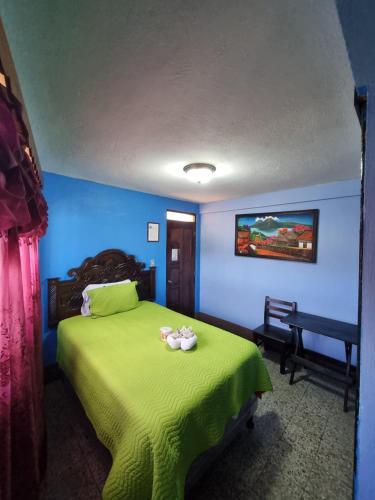Postel nebo postele na pokoji v ubytování Hotel Luisito