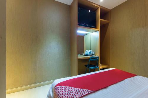 a small room with a bed and a mirror at Hotel O Smc I-city in Shah Alam
