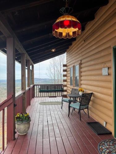 Μπαλκόνι ή βεράντα στο Charming Cabin with Incredible Mountain Views