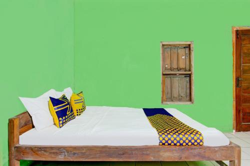 Ένα ή περισσότερα κρεβάτια σε δωμάτιο στο Hotel O Hadi Homestay Syariah