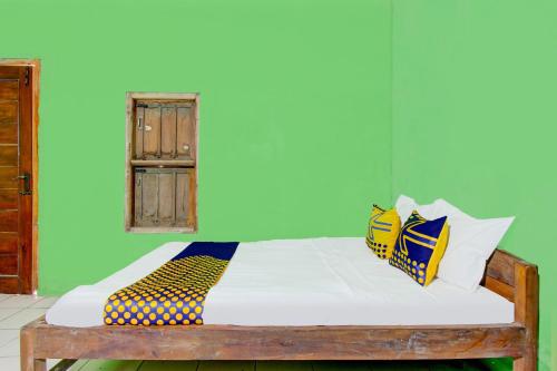 Ένα ή περισσότερα κρεβάτια σε δωμάτιο στο Hotel O Hadi Homestay Syariah