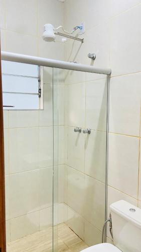 a bathroom with a glass shower with a toilet at Não reservar Estou tentando tirar da plataforma in Santa Rita do Sapucaí