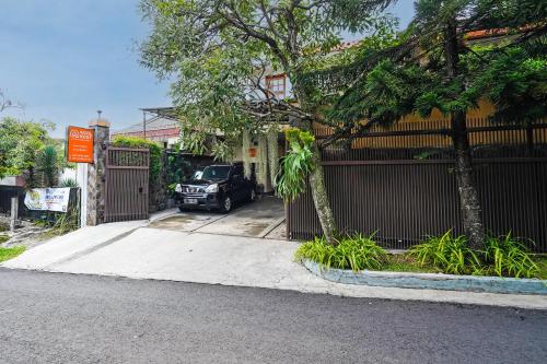 a black truck parked in front of a building at Hotel O Sukamulya Homestay in Bandung