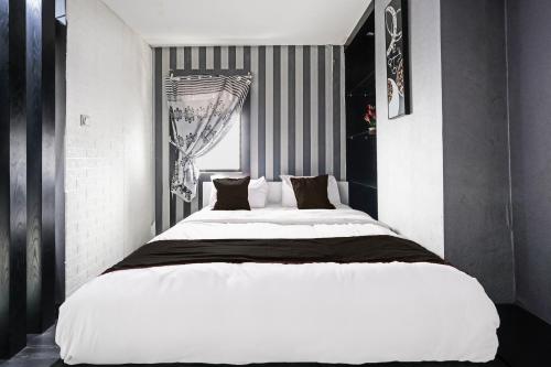 Ένα ή περισσότερα κρεβάτια σε δωμάτιο στο OYO 93365 Apartement Gateway By Sarana Cipta Mahakarya Ii