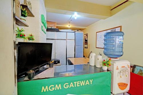 Μια τηλεόραση ή/και κέντρο ψυχαγωγίας στο OYO 93352 Apartement Gateway Cicadas By Db Rent