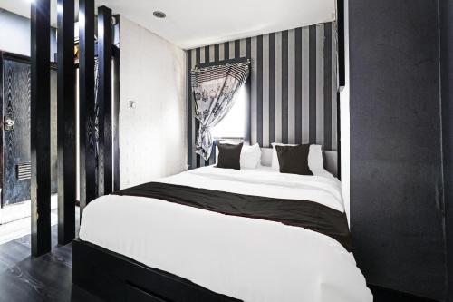 Ένα ή περισσότερα κρεβάτια σε δωμάτιο στο OYO 93365 Apartement Gateway By Sarana Cipta Mahakarya Ii