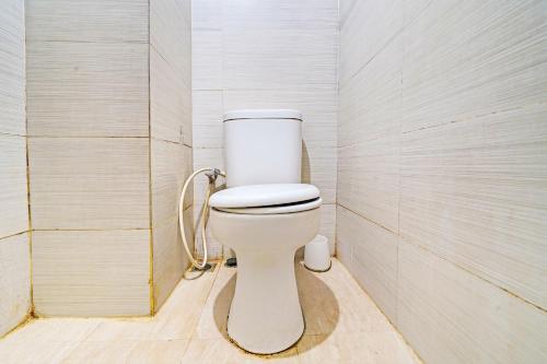 Ένα μπάνιο στο OYO Life 93065 Apartemen Gateway Pasteur By Glory Rent