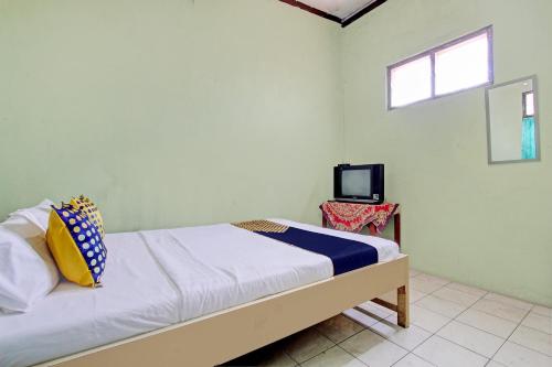 Postel nebo postele na pokoji v ubytování SPOT ON 93182 Hotel Jaya Kusuma