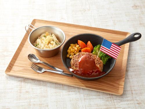 a bowl of food with an american flag on a wooden tray at Takatakiko Glamping Resort in Tsurumai