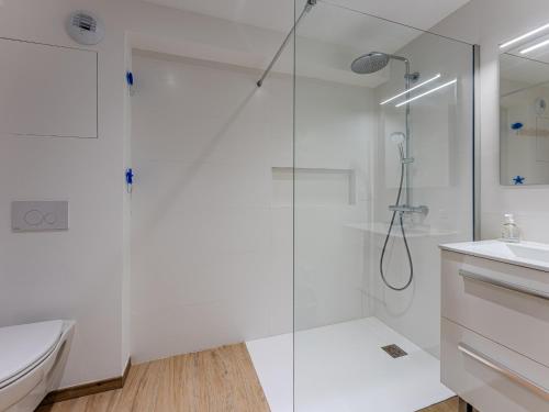 une salle de bain blanche avec une douche et un lavabo dans l'établissement Appartement Neuf T3 Climatisé, Centre Station, Proche Océan, Terrasse Privative, Parking Sécurisé - FR-1-521-240, à Biscarrosse
