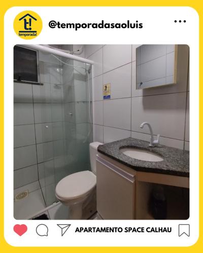 um banheiro com vaso sanitário e pia em Apartamento Space Calhau em São Luís
