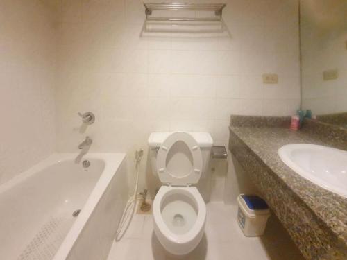 a bathroom with a toilet and a tub and a sink at Wish Inn Chidlom - วิช อินน์ ชิดลม ราชดำริ 2 in Pratunam