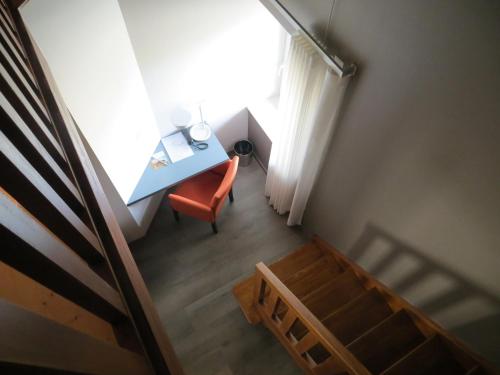a room with a desk and a chair and a window at Auberge Bressane de Buellas in Buellas