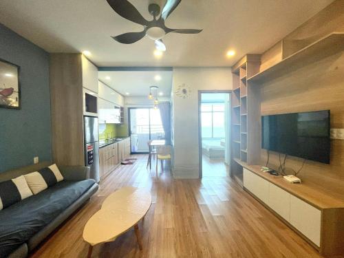 TV a/nebo společenská místnost v ubytování Beachfront Hon Chong Nha Trang Apartment