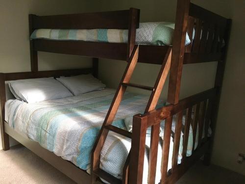 Dos literas en una habitación con una cama en Double Bays Beauty - Stay Waiheke, en Waiheke Island