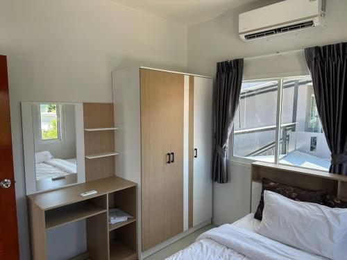 Postel nebo postele na pokoji v ubytování Main Guest House Choeng Thale