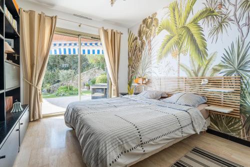 une chambre avec un grand lit et une grande fenêtre dans l'établissement Les Hesperides par Dodo à Cassis, à Cassis