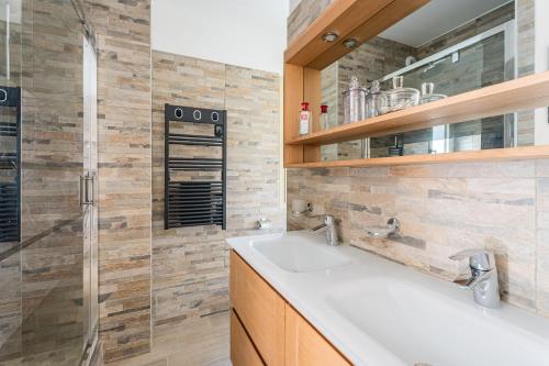 une salle de bain avec un lavabo et une douche dans l'établissement Les Hesperides par Dodo à Cassis, à Cassis
