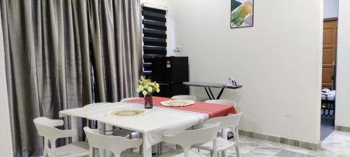 Imagine din galeria proprietății 13paxs Semi D Homestay Hutan Melintang în Hutan Melintang