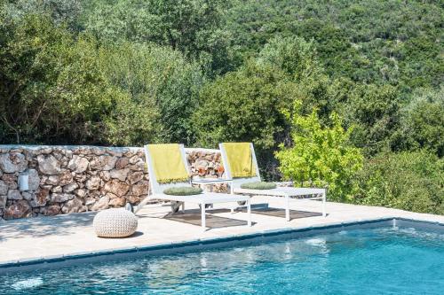 Bazén v ubytování Aphrodite's maisonette on Corfu island nebo v jeho okolí