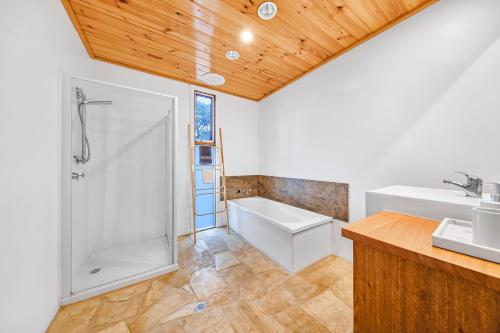un bagno con doccia, WC e lavandino di Rustic Treehouse - Aireys Inlet ad Aireys Inlet