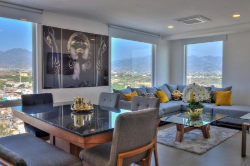 un soggiorno con un tavolo e un divano di Departamento 1102 - Edificio Entorno a Puerto Vallarta