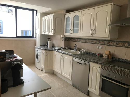 Dapur atau dapur kecil di Ático 1ª línea con salida a playa