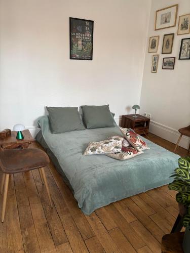Ce lit se trouve dans un dortoir doté d'une table et d'une chaise. dans l'établissement Grand appartement à Paris - Porte de Versailles, à Issy-les-Moulineaux
