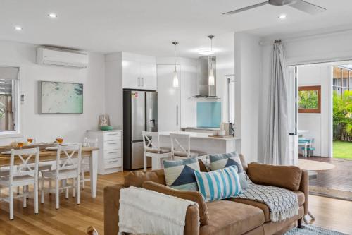 Posezení v ubytování Tooway Beach House Walk to beach & Pet-friendly