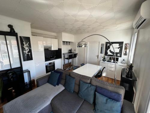 un salon avec un canapé et une table dans l'établissement T2 proche Centre et Palais avec terrasse !, à Cannes